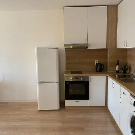 Brand New With Outdoor Swimming Pool וארנה