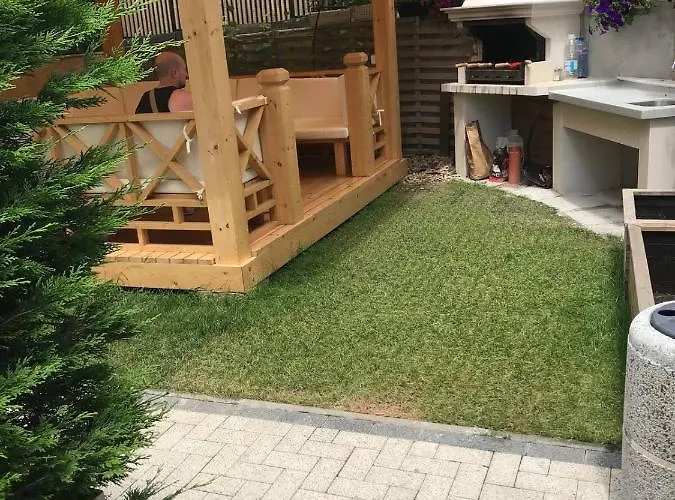 Brand New With Outdoor Swimming Pool וארנה